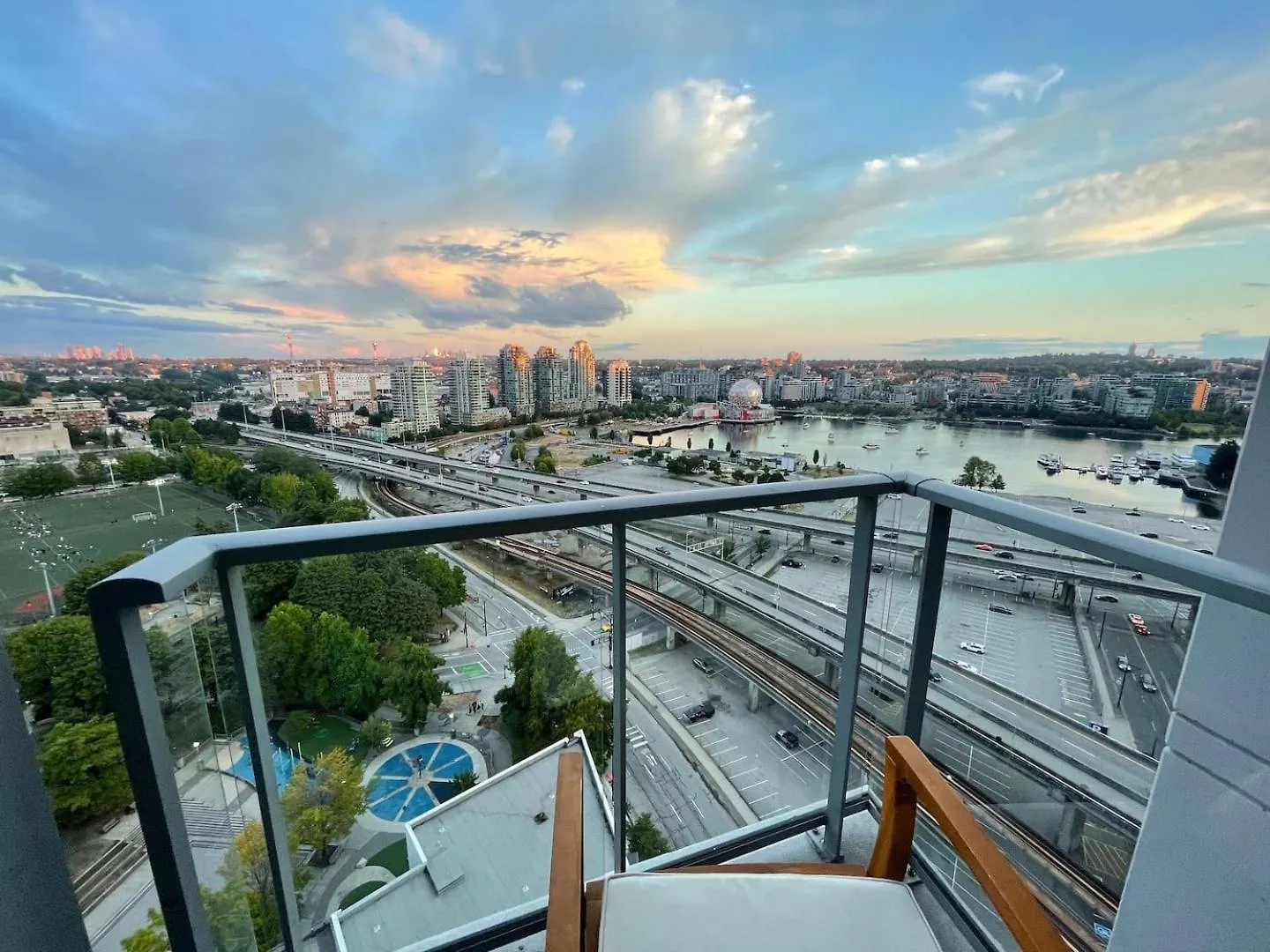 Cozy Suite With Stunning View, Ac And Parking location